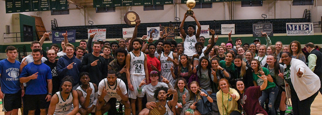 men's basketball celebrating