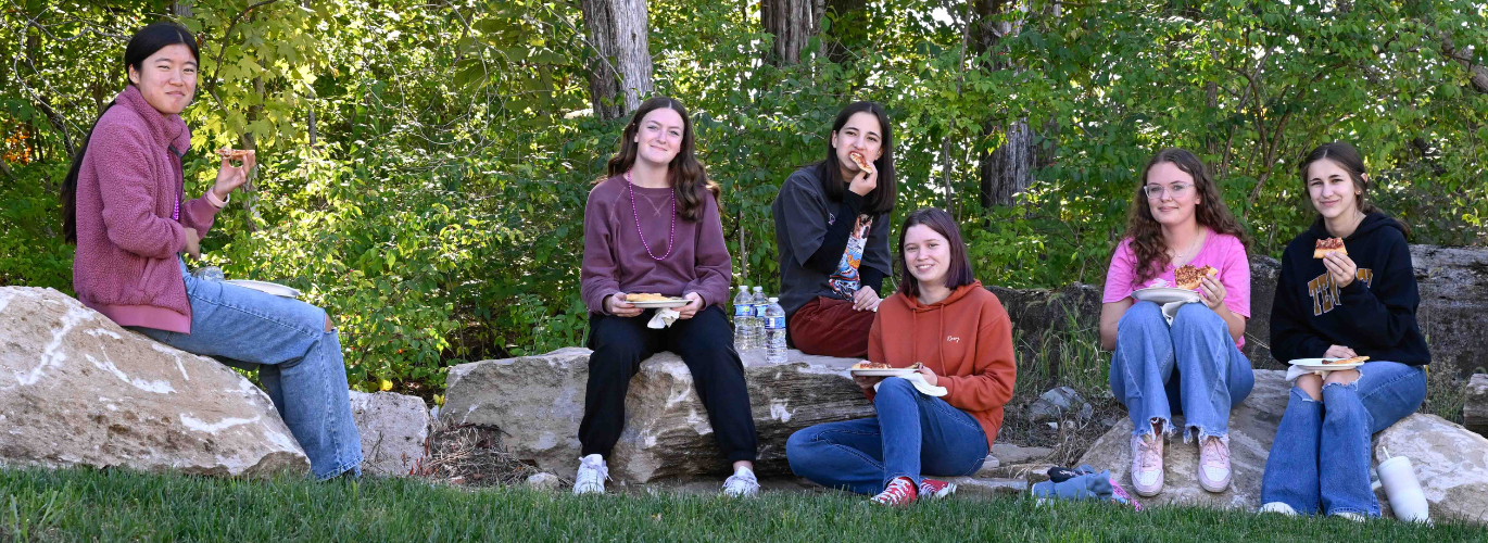 Prospective Columbia State education students enjoy pizza after the presentation on the Williamson Campus. 