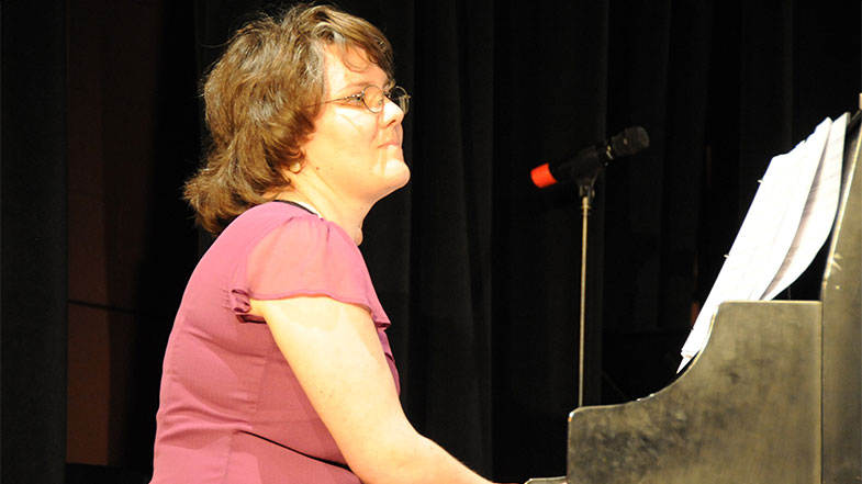 Jessica-Silva Woman playing piano
