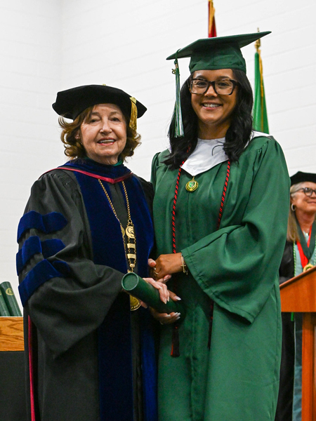 student shaking hands with president smith